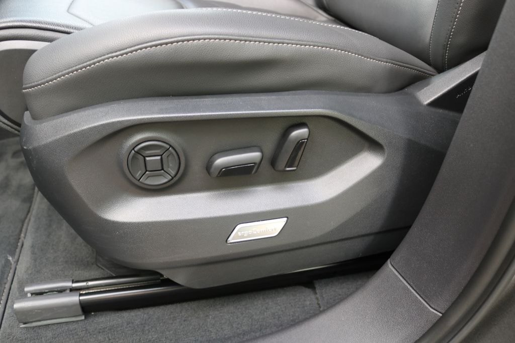 Volkswagen Touareg 2022 г. Серый, пробег 49900 км