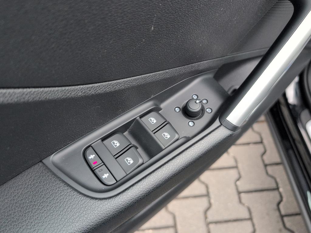 Audi Q2 2023 г. Чёрный, пробег 50000 км