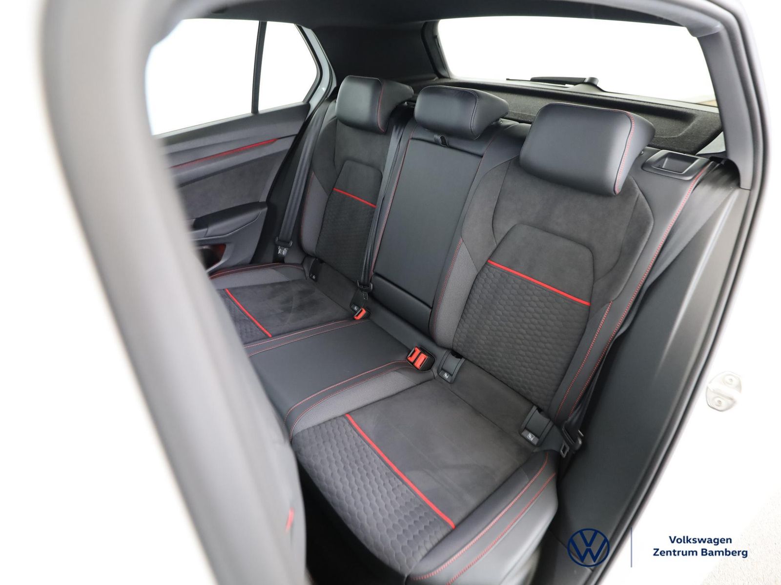 Volkswagen Golf 2024 г. Белый, пробег 22000 км