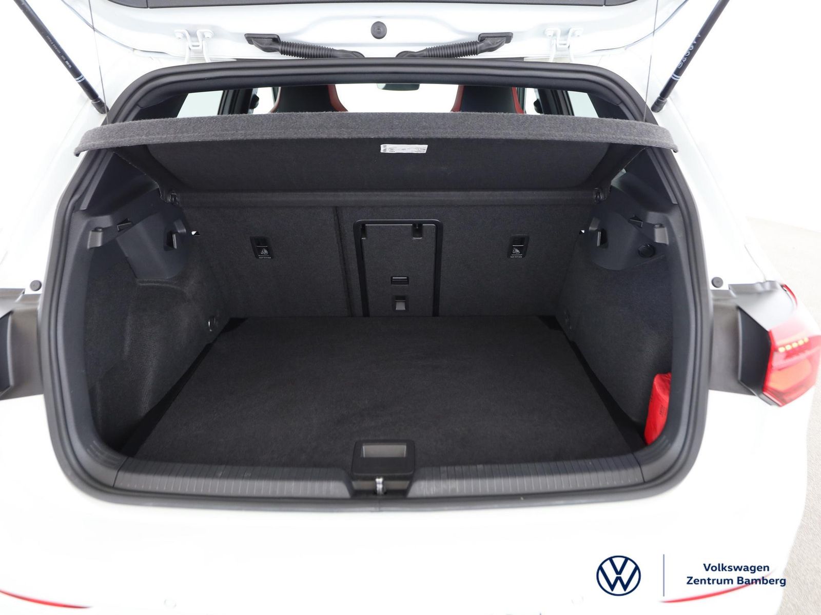 Volkswagen Golf 2024 г. Белый, пробег 22000 км