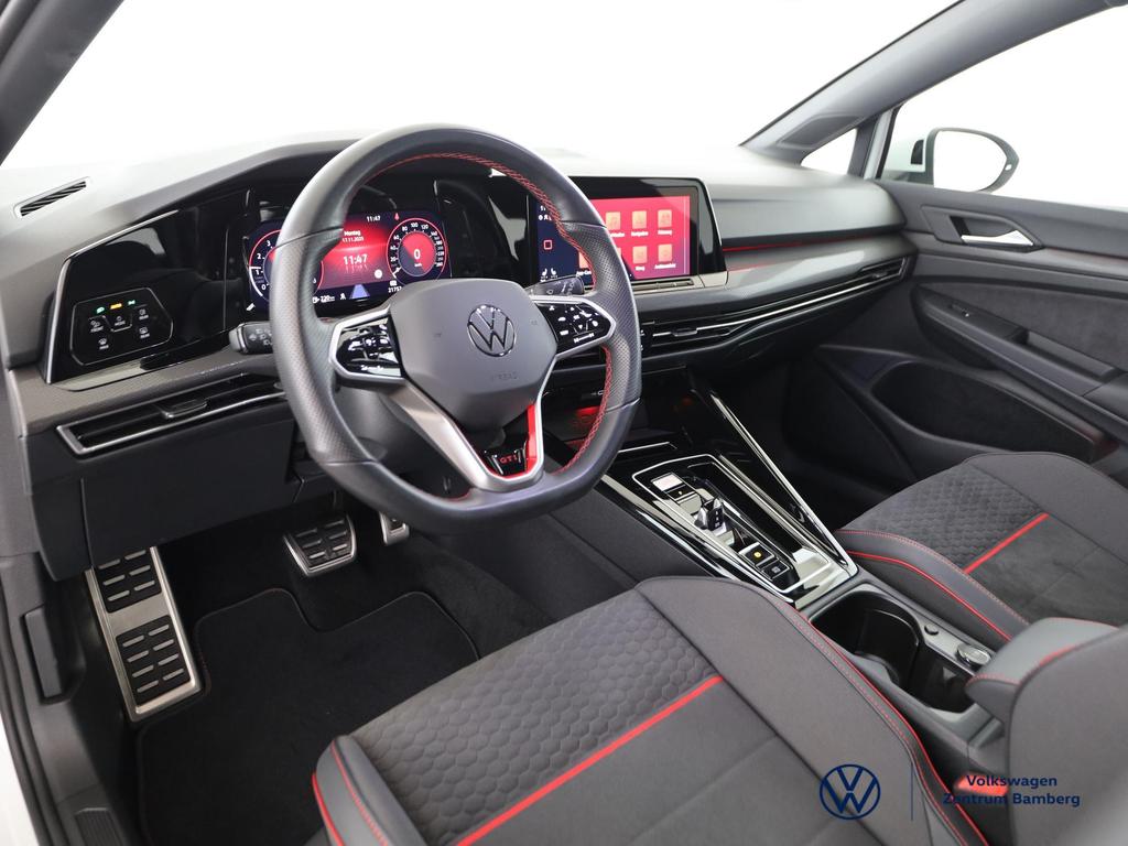 Volkswagen Golf 2024 г. Белый, пробег 22000 км