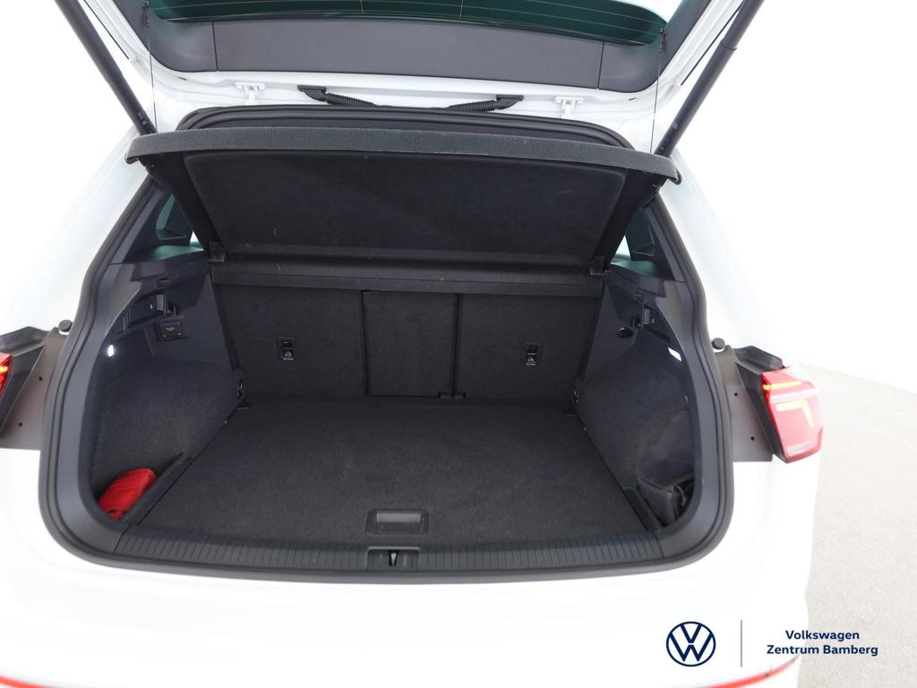 Volkswagen Tiguan 2023 г. Белый, пробег 28800 км