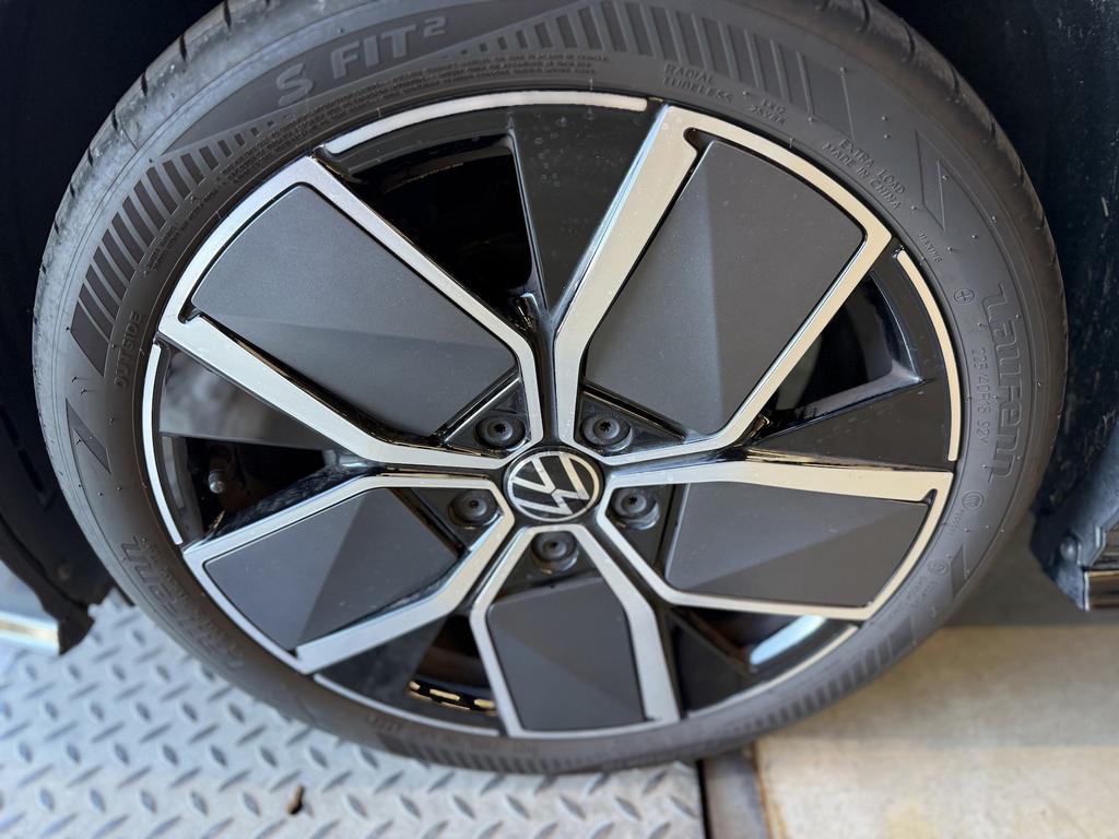 Volkswagen Golf 2026 г. Чёрный, пробег 25837 км