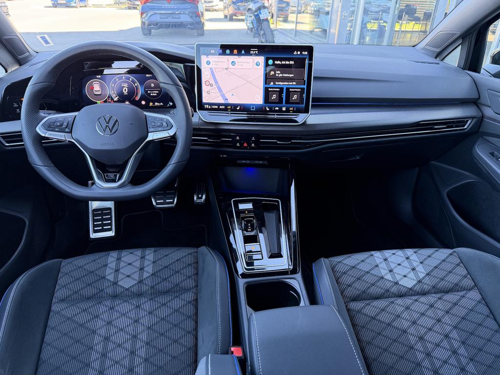 Volkswagen Golf 2026 г. Чёрный, пробег 25837 км