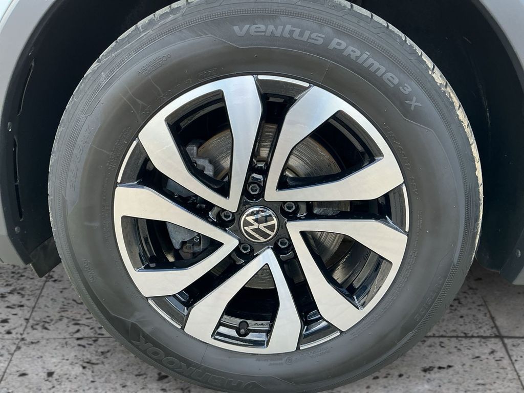 Volkswagen Tiguan 2023 г. Серебристый, пробег 41664 км