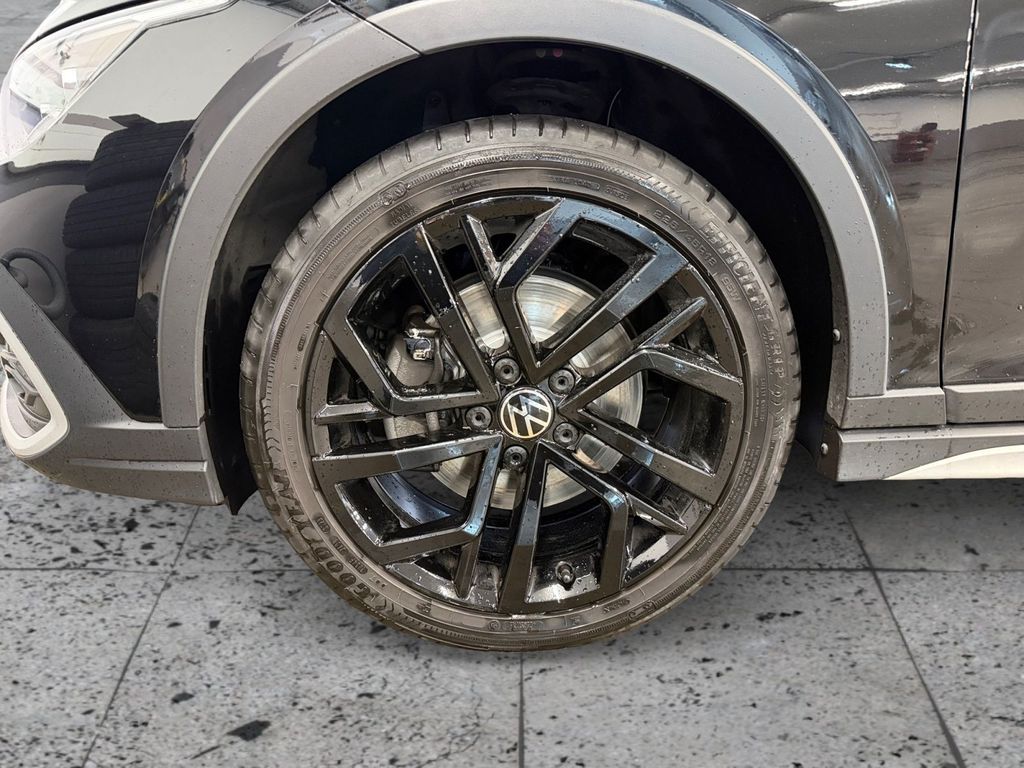 Volkswagen Golf 2024 г. Чёрный, пробег 33799 км