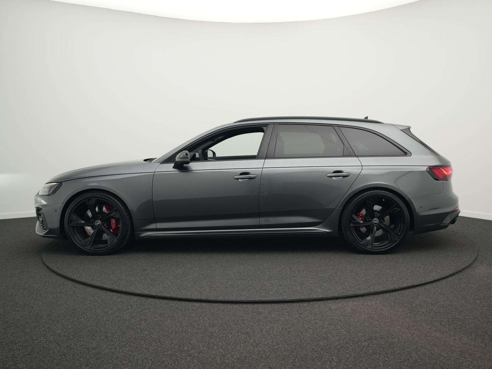 Audi RS4 2023 г. Серый, пробег 27500 км