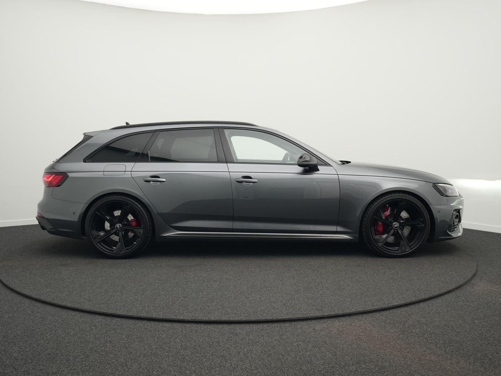 Audi RS4 2023 г. Серый, пробег 27500 км