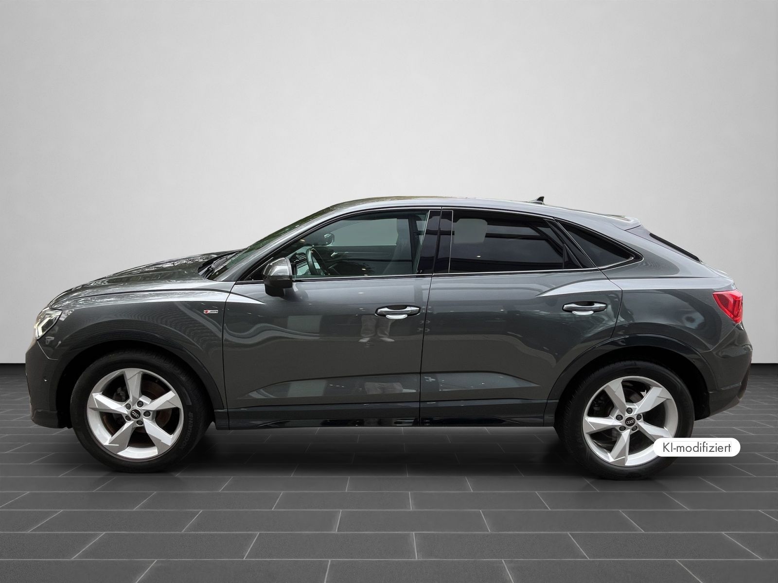 Audi Q3 2023 г. Серый, пробег 55900 км
