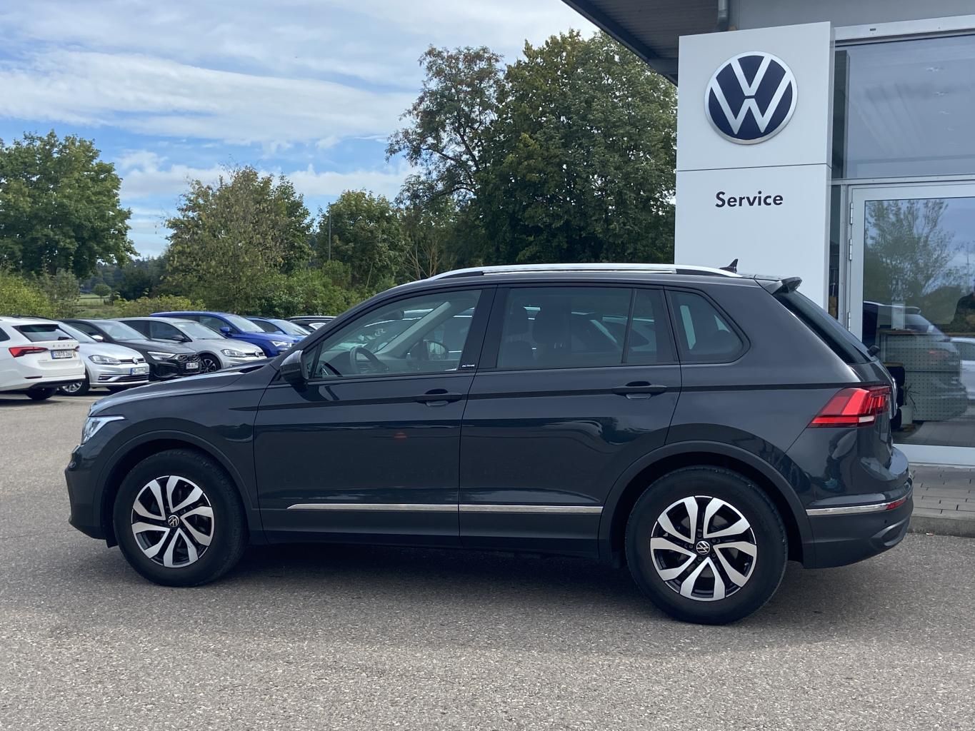 Volkswagen Tiguan 2022 г. Серый, пробег 27539 км