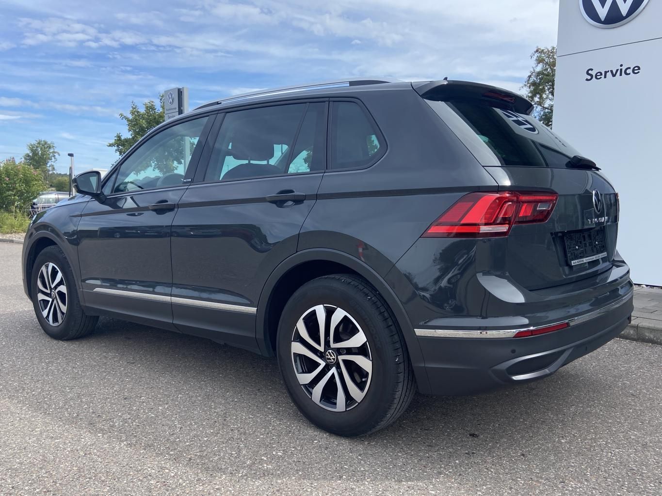 Volkswagen Tiguan 2022 г. Серый, пробег 27539 км