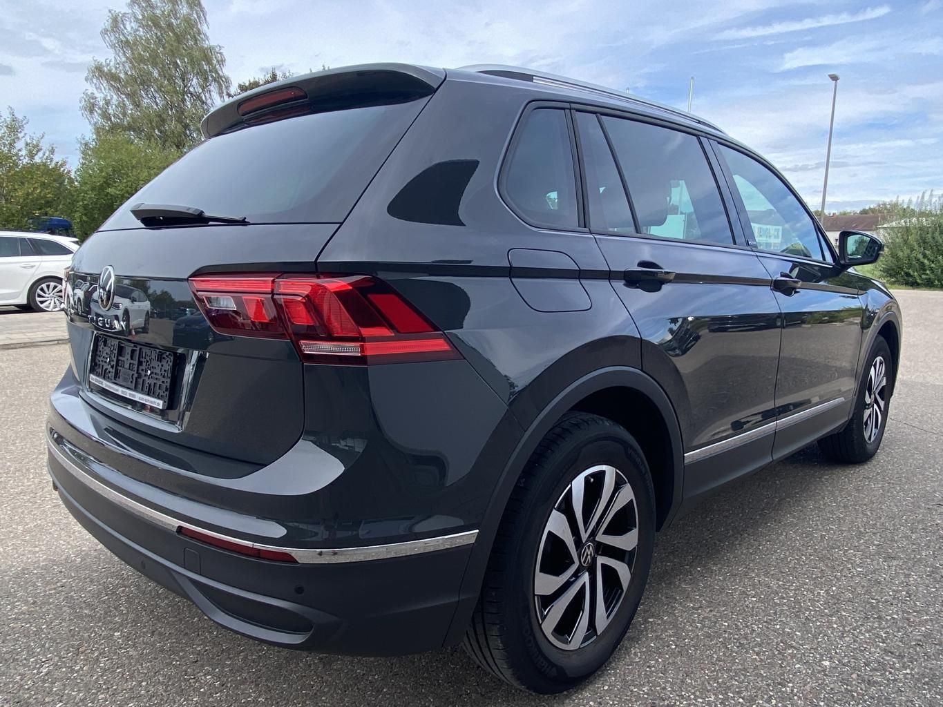 Volkswagen Tiguan 2022 г. Серый, пробег 27539 км