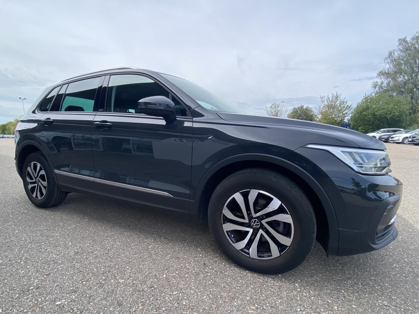 Volkswagen Tiguan 2022 г. Серый, пробег 27539 км