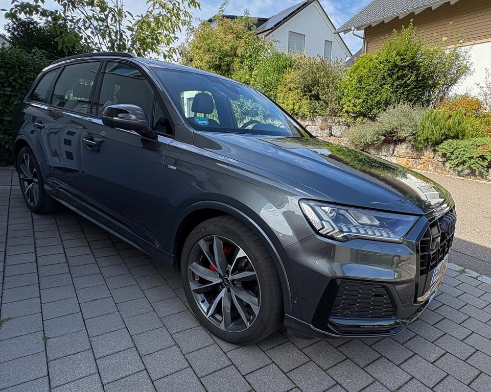 Audi Q7 2023 г. Серый, пробег 50500 км