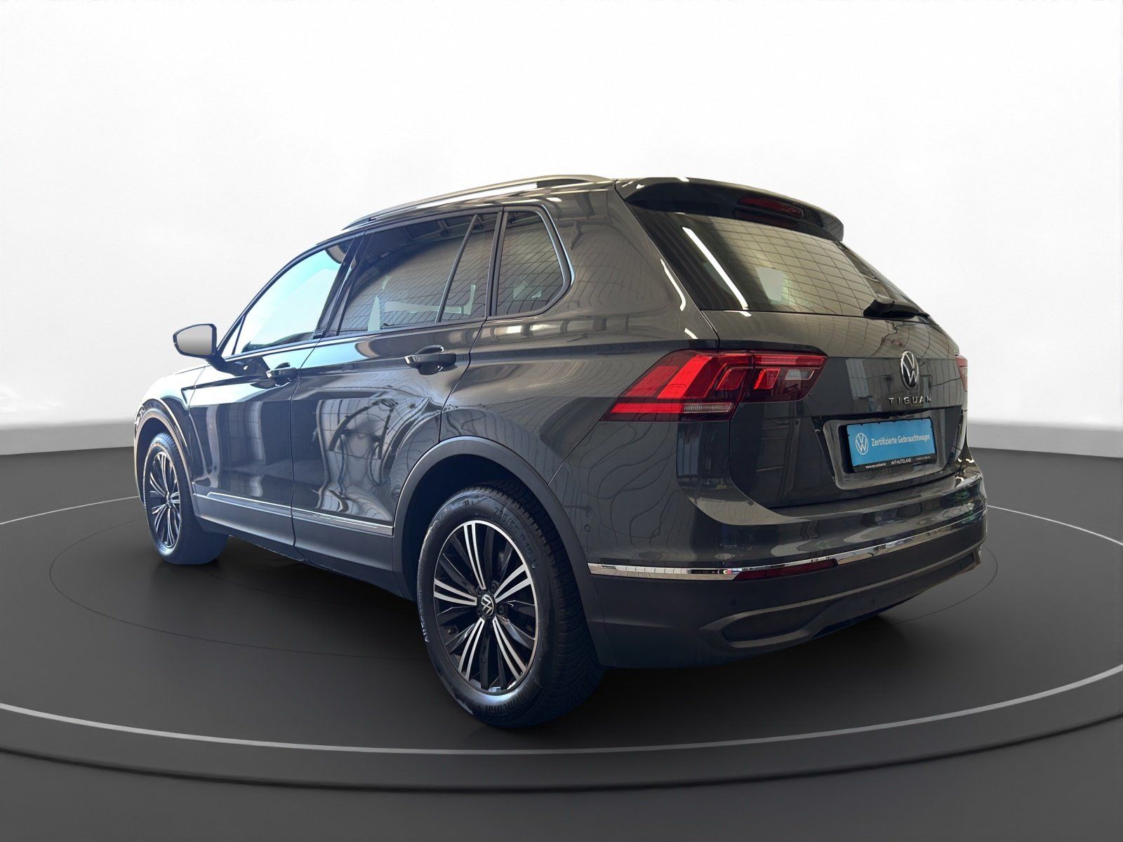 Volkswagen Tiguan 2022 г. Серый, пробег 52764 км