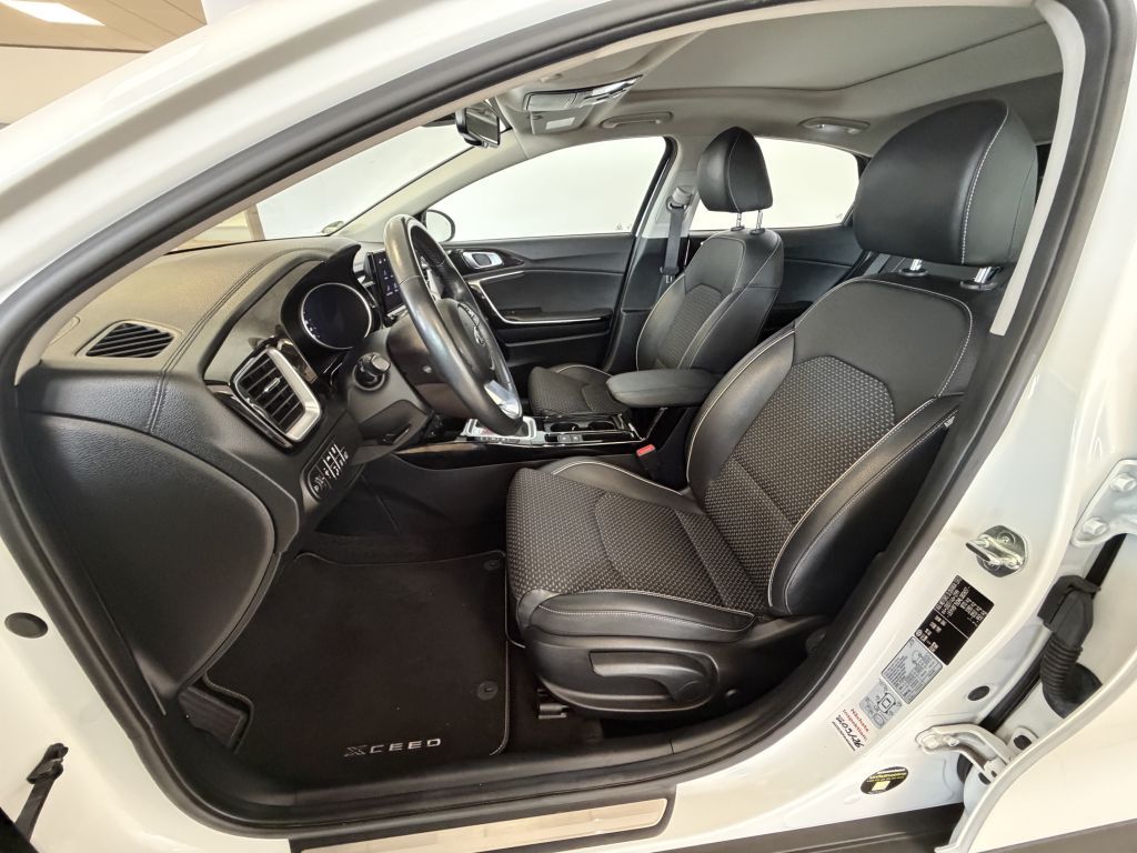 Kia XCeed 2021 г. Белый, пробег 53500 км