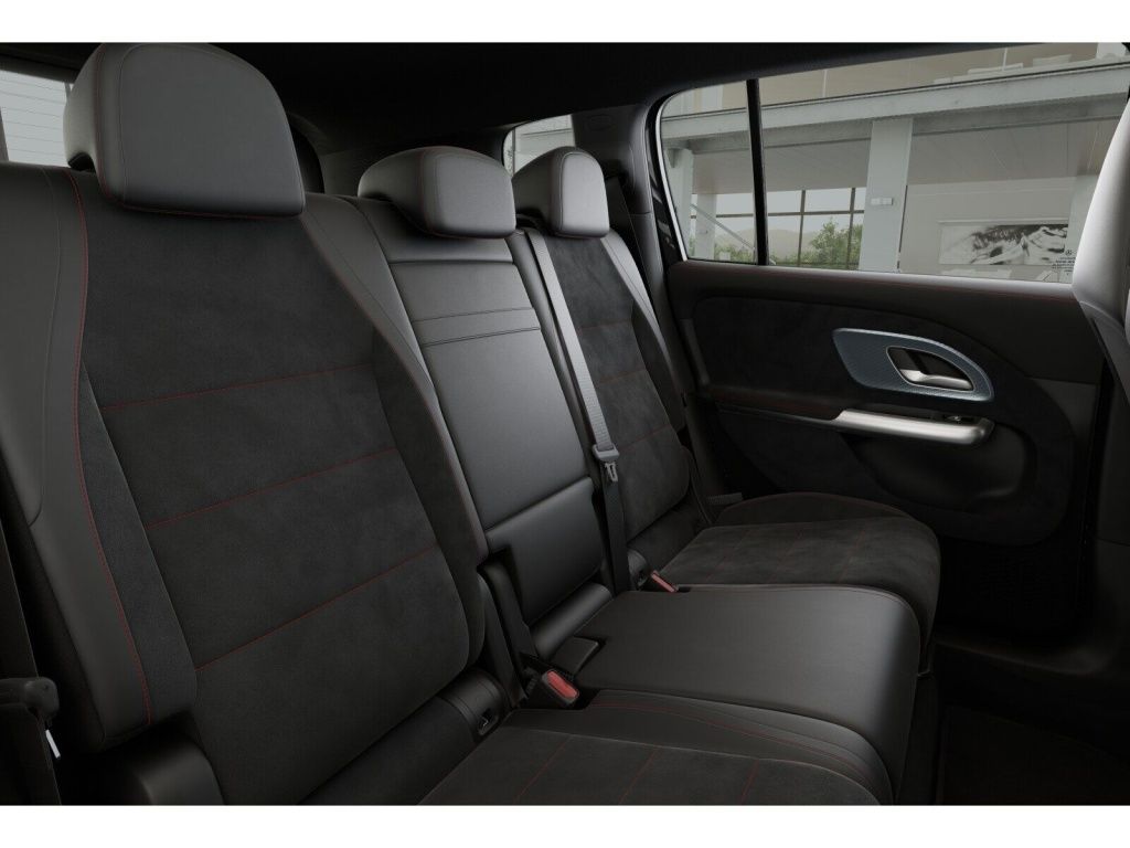 Mercedes-Benz GLB 200 2026 г. Чёрный, пробег 9500 км
