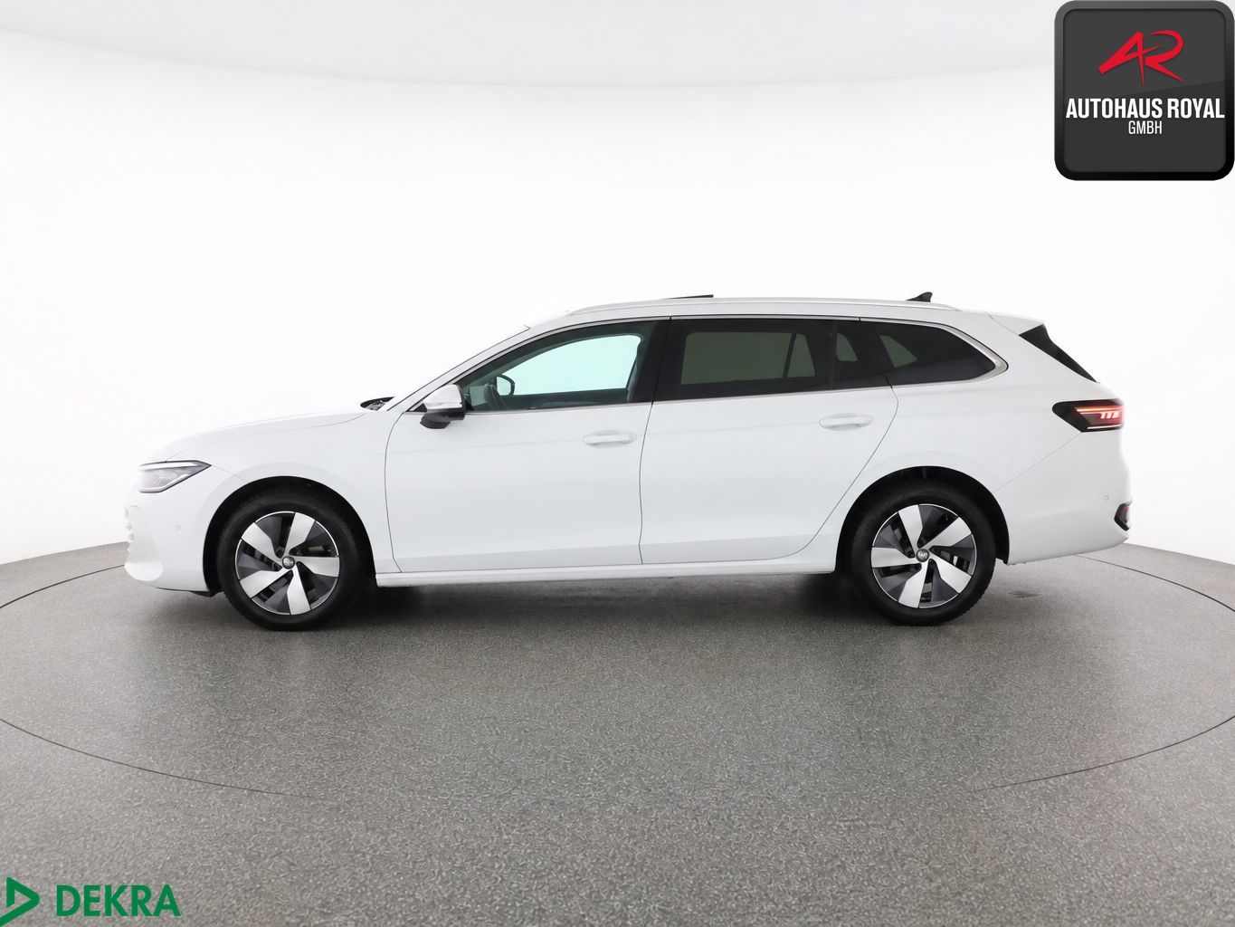 Volkswagen Passat 2024 г. Белый, пробег 33660 км