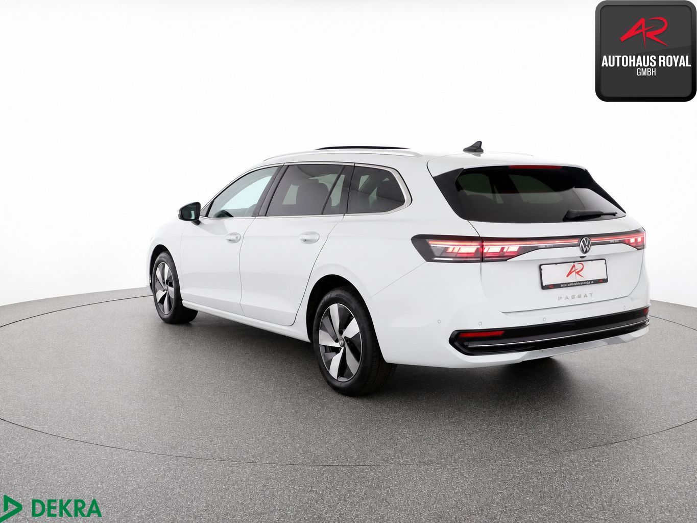 Volkswagen Passat 2024 г. Белый, пробег 33660 км