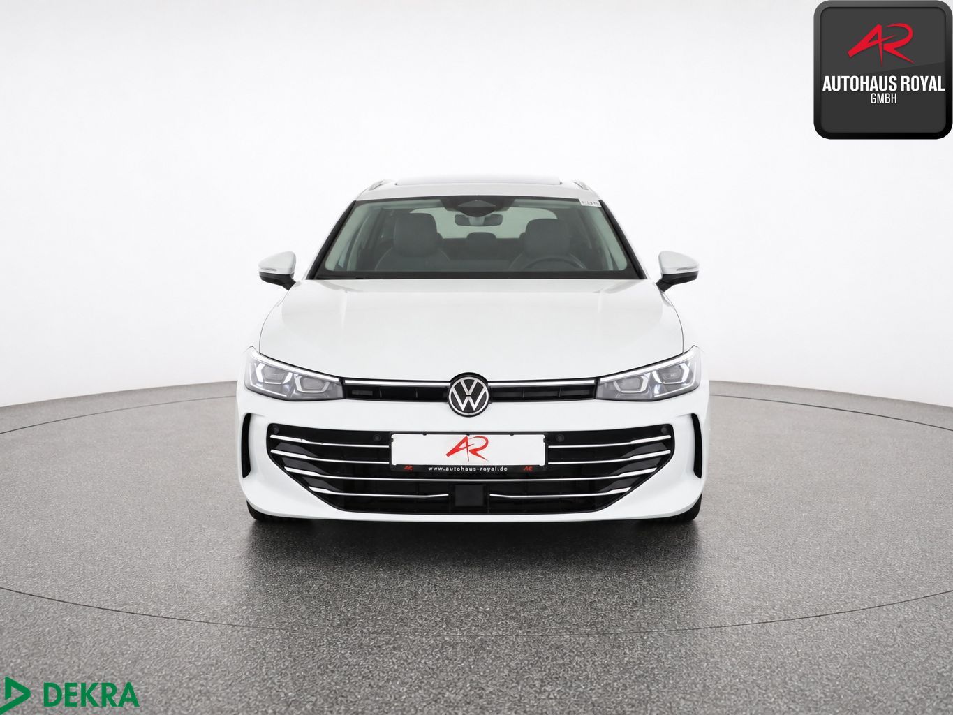 Volkswagen Passat 2024 г. Белый, пробег 33660 км