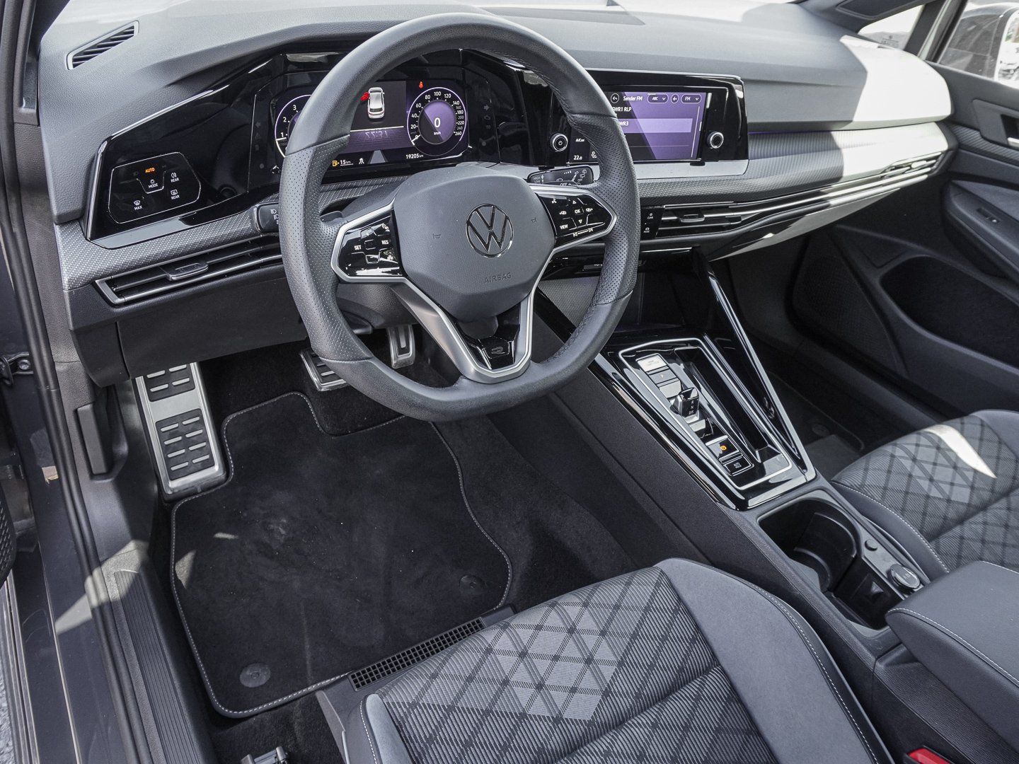 Volkswagen Golf 2024 г. Серый, пробег 19198 км