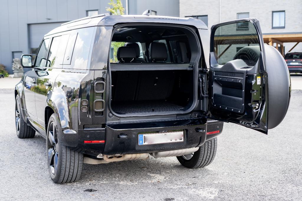 Land Rover Defender 2024 г. Чёрный, пробег 53770 км