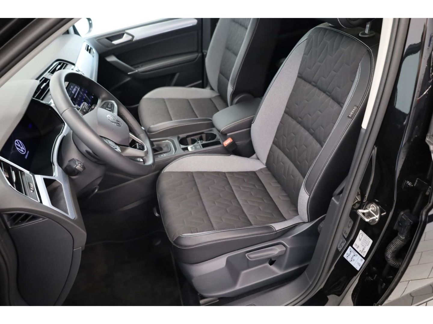 Volkswagen Touran 2025 г. Чёрный, пробег 24962 км