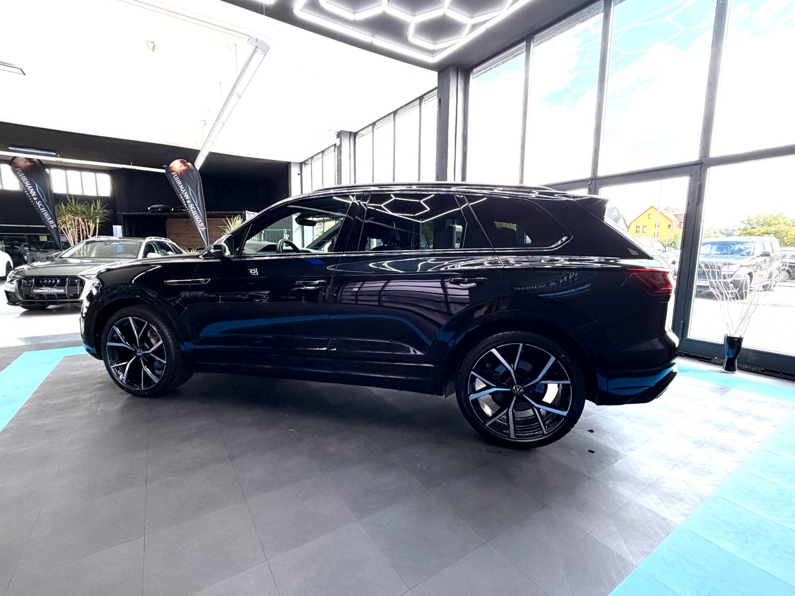 Volkswagen Touareg 2022 г. Чёрный, пробег 32540 км