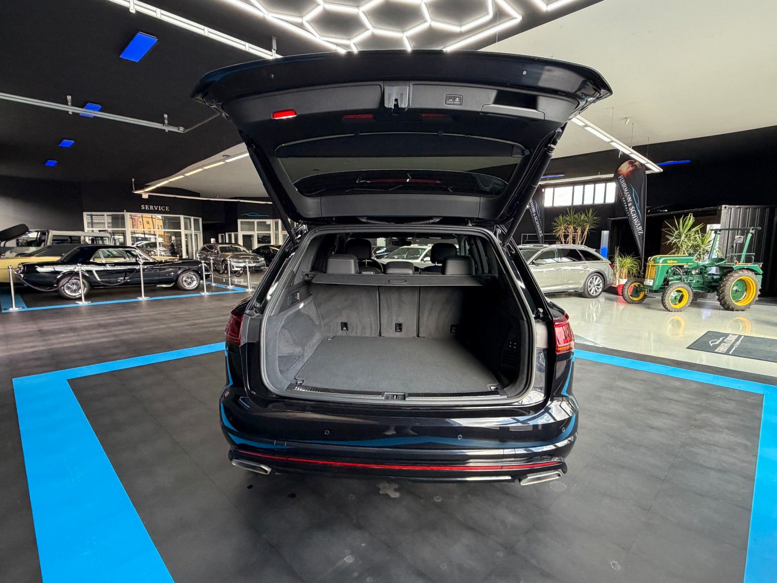 Volkswagen Touareg 2022 г. Чёрный, пробег 32540 км