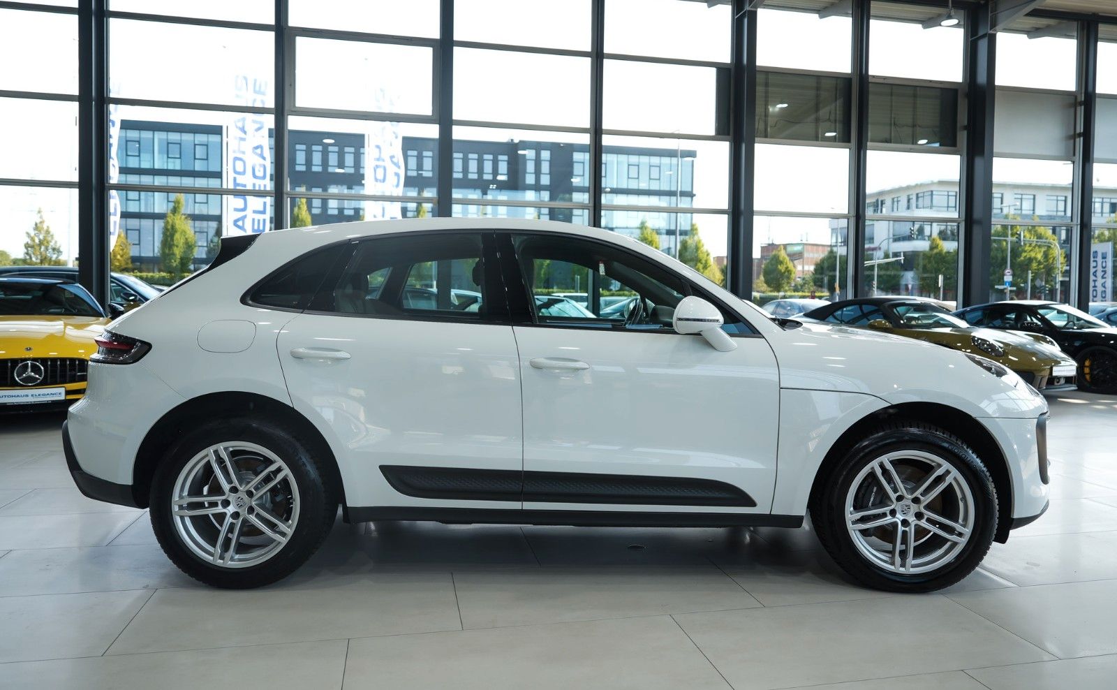 Porsche Macan 2022 г. Белый, пробег 48656 км