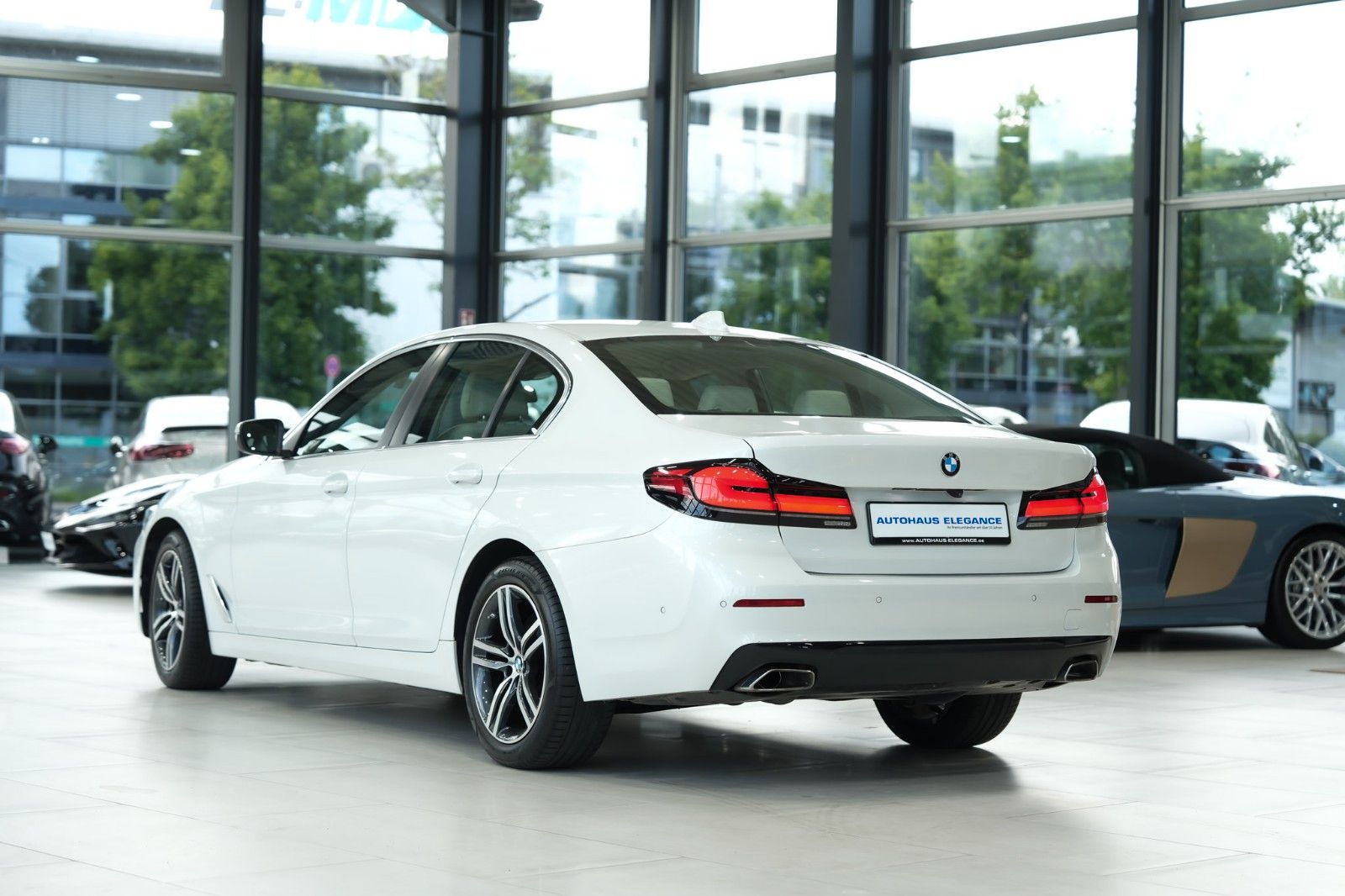 BMW 540 2022 г. Белый, пробег 50896 км