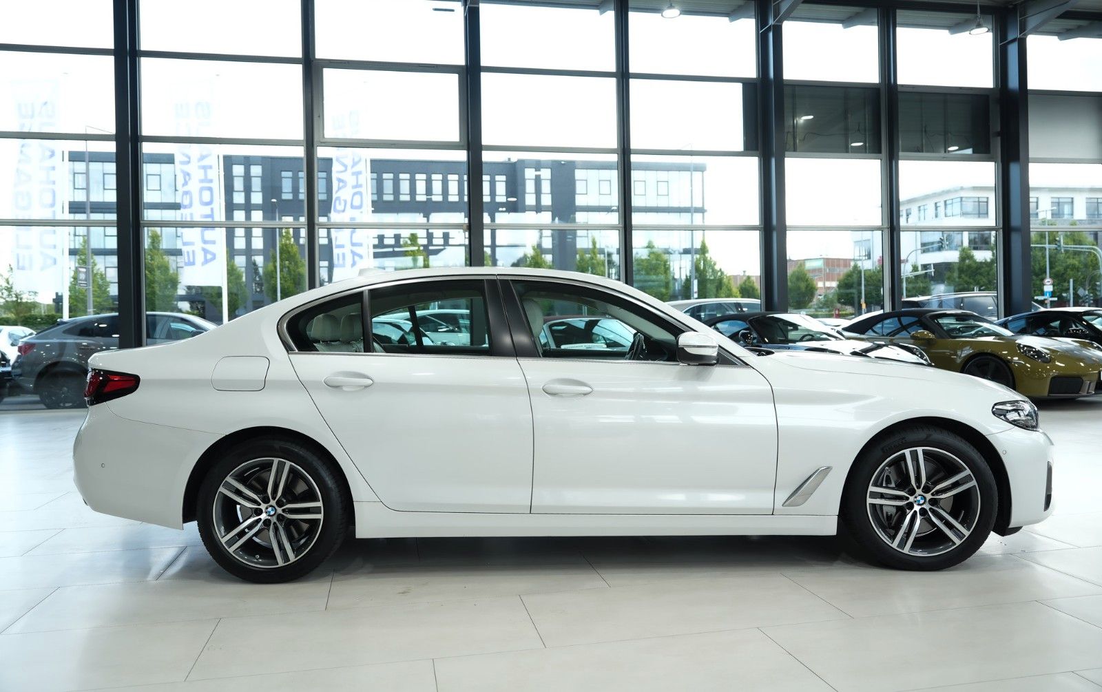 BMW 540 2022 г. Белый, пробег 50896 км