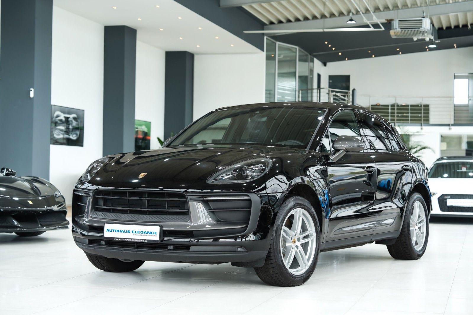 Porsche Macan 2024 г. Чёрный, пробег 27825 км
