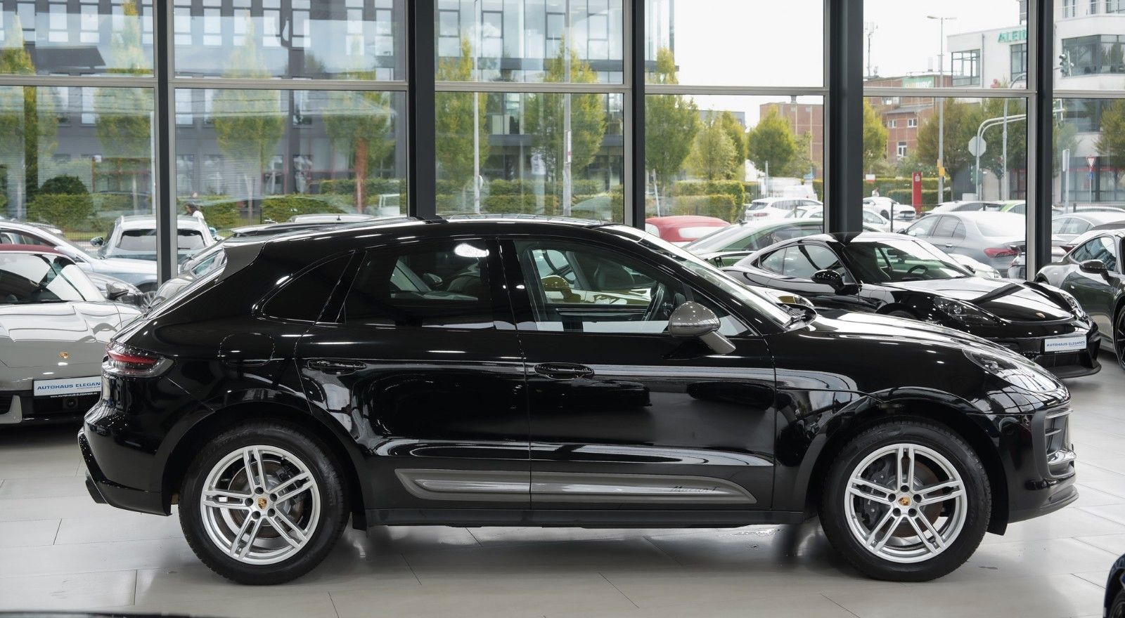 Porsche Macan 2024 г. Чёрный, пробег 27825 км