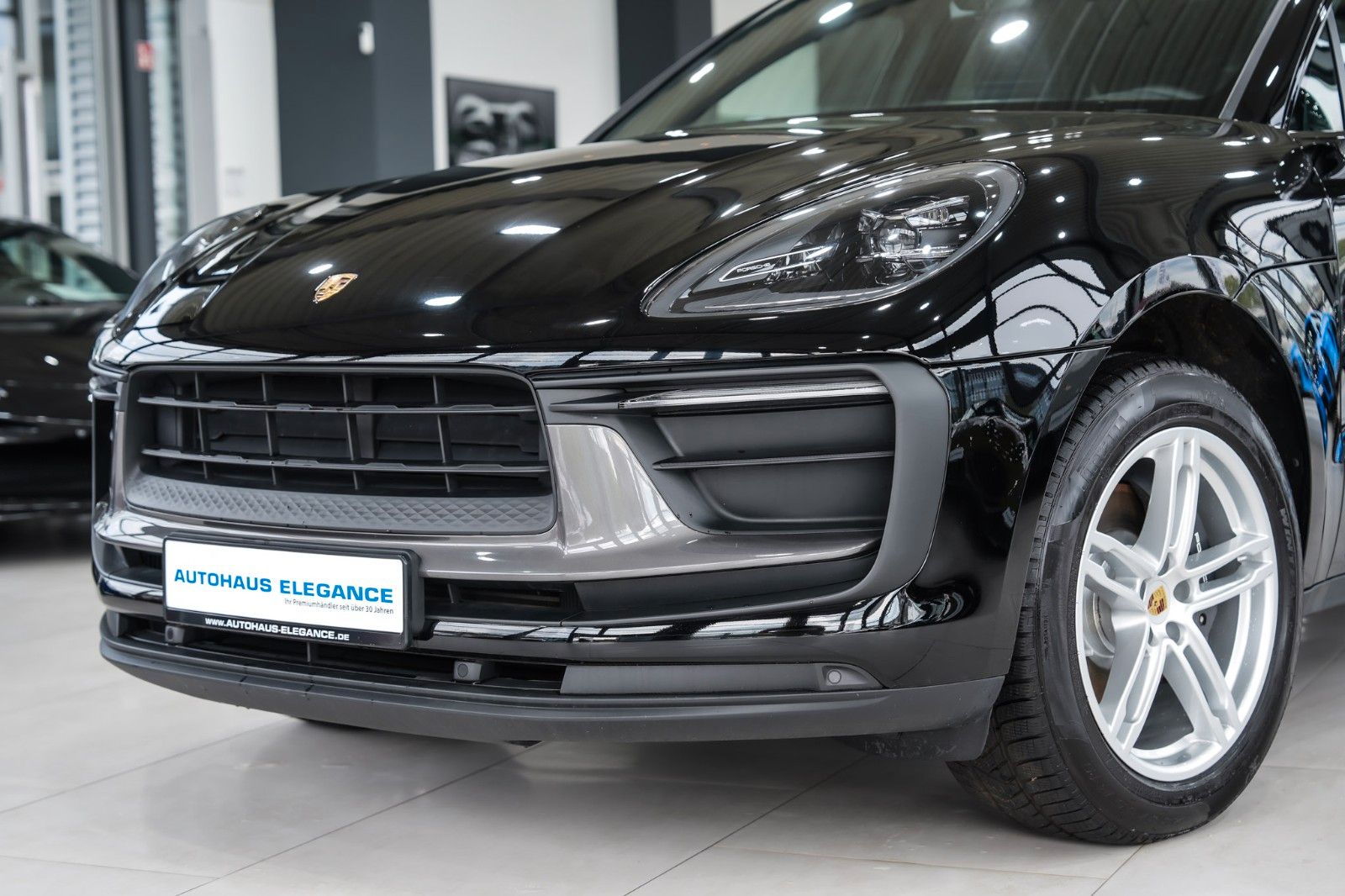 Porsche Macan 2024 г. Чёрный, пробег 27825 км