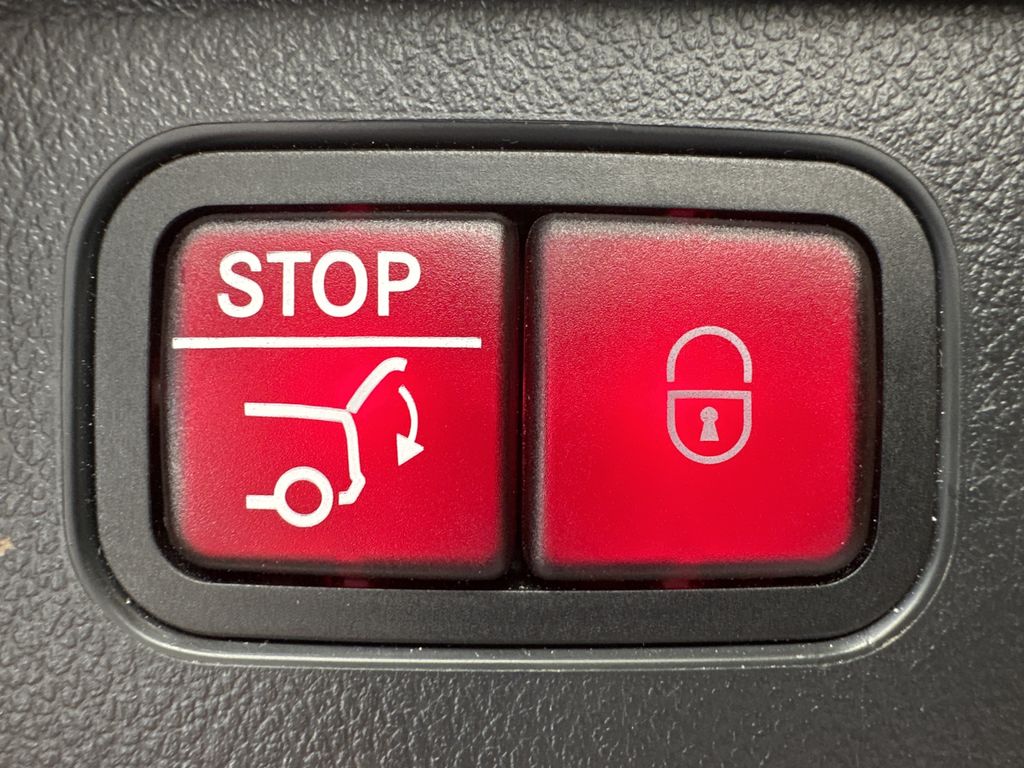 Mercedes-Benz C 220 2024 г. Чёрный, пробег 46750 км