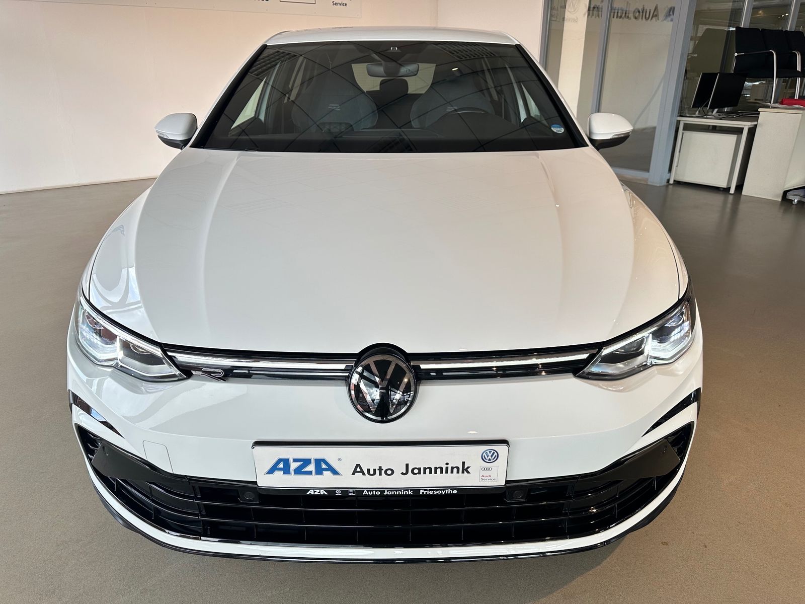 Volkswagen Golf 2024 г. Белый, пробег 40404 км