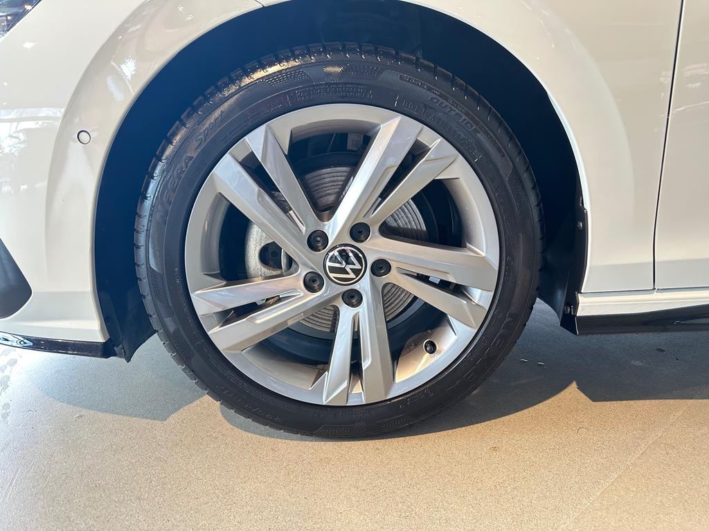 Volkswagen Golf 2024 г. Белый, пробег 40404 км
