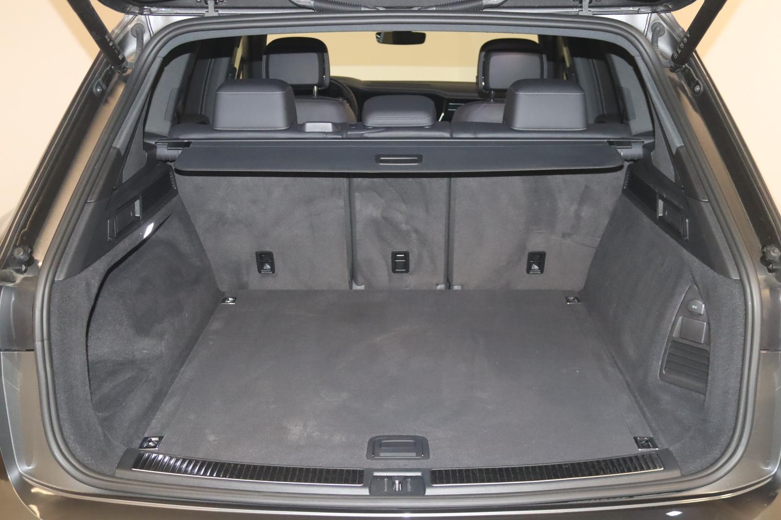 Volkswagen Touareg 2022 г. Серый, пробег 59900 км