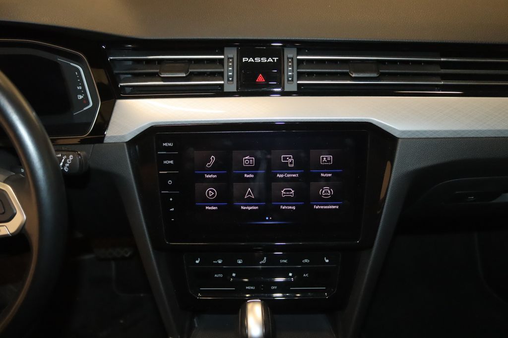 Volkswagen Passat 2024 г. Красный, пробег 57000 км