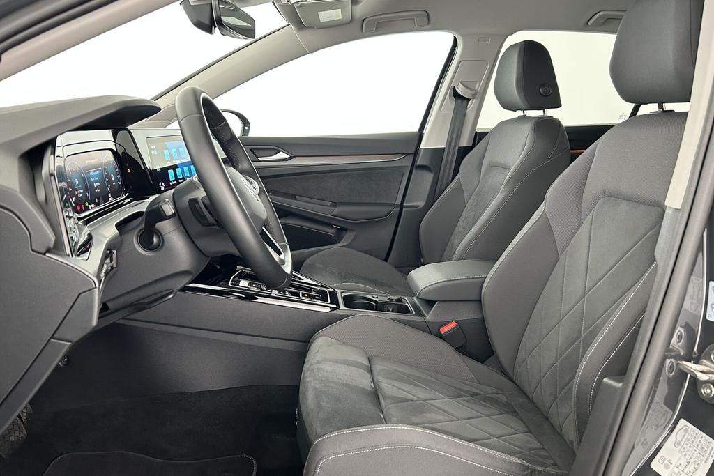 Volkswagen Golf 2024 г. Серый, пробег 19867 км