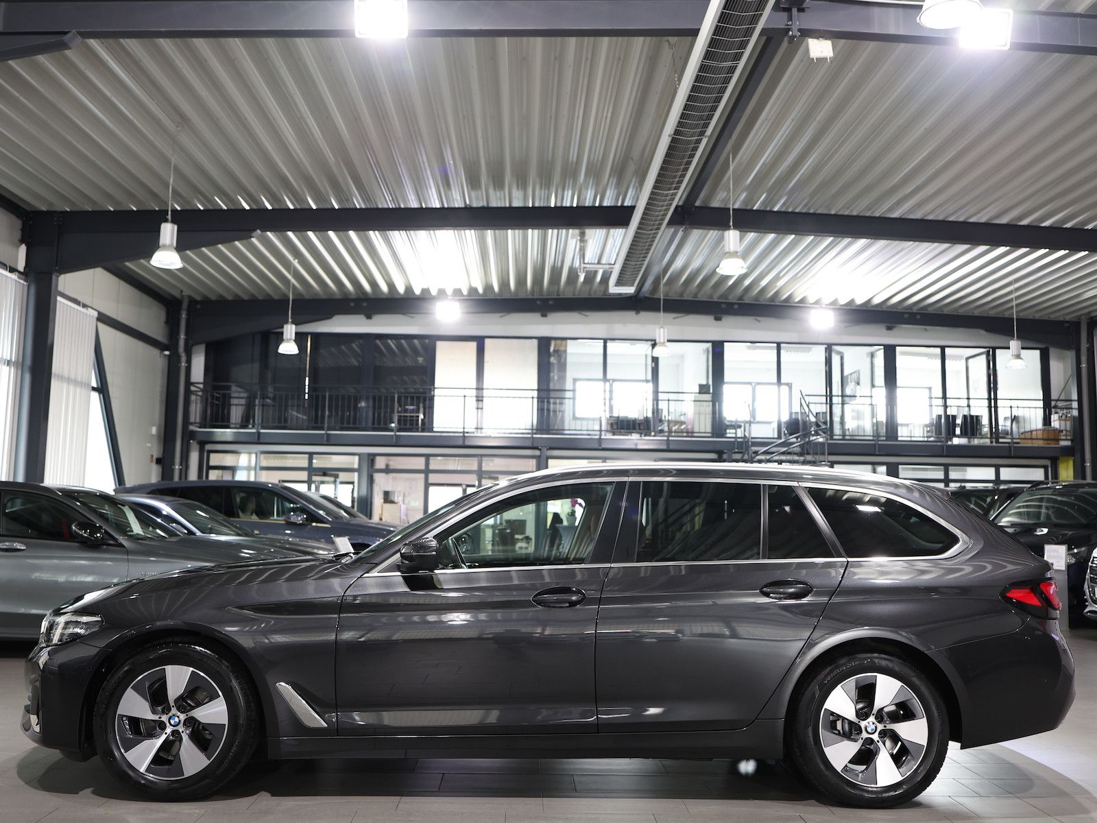BMW 520 2023 г. Серый, пробег 43000 км