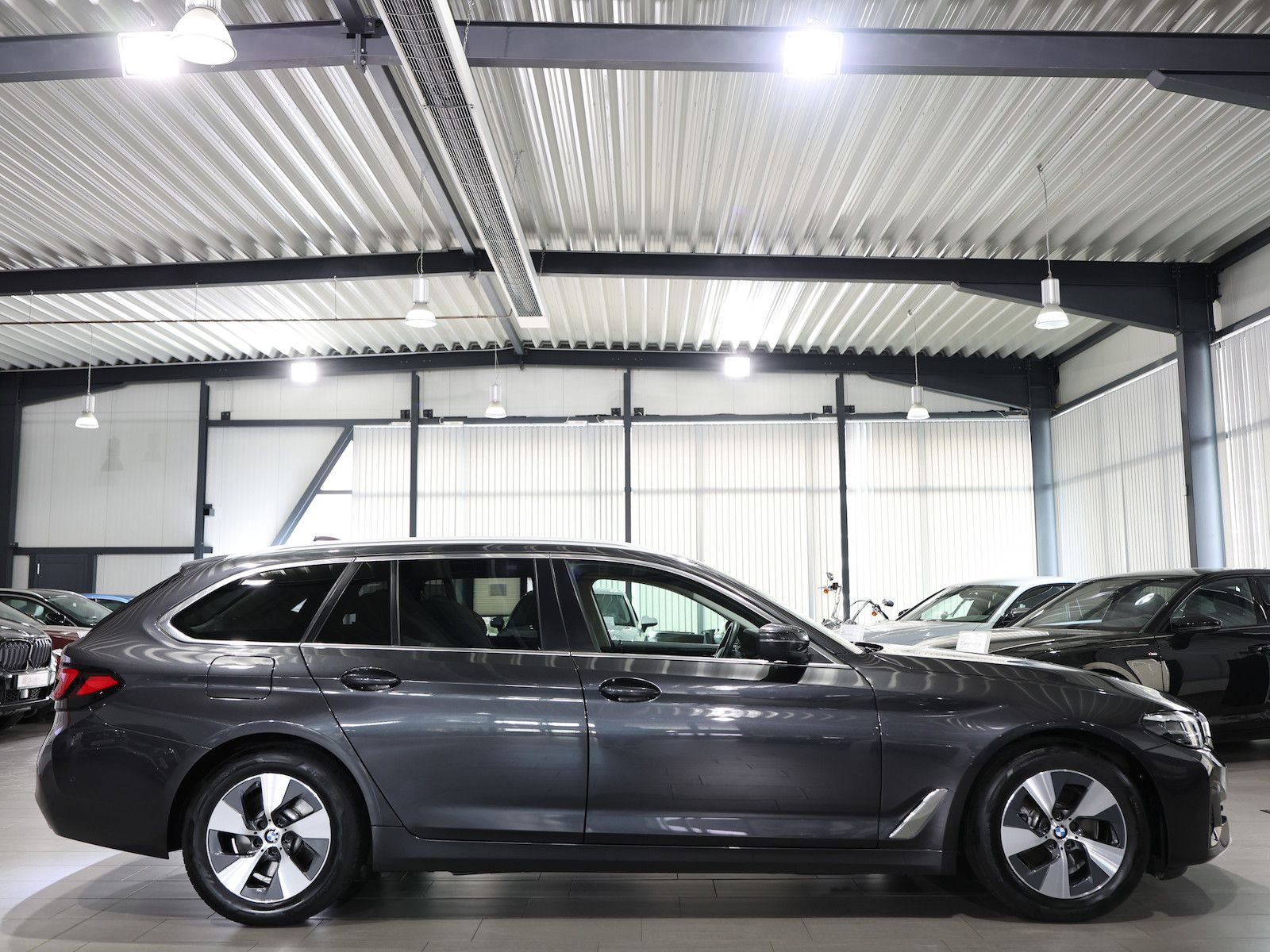 BMW 520 2023 г. Серый, пробег 43000 км