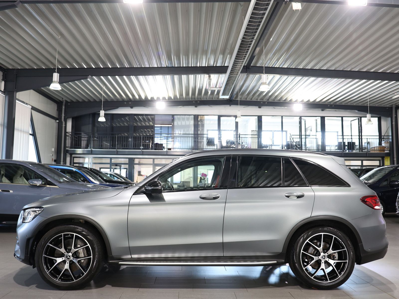 Mercedes-Benz GLC 220 2022 г. Серый, пробег 26000 км