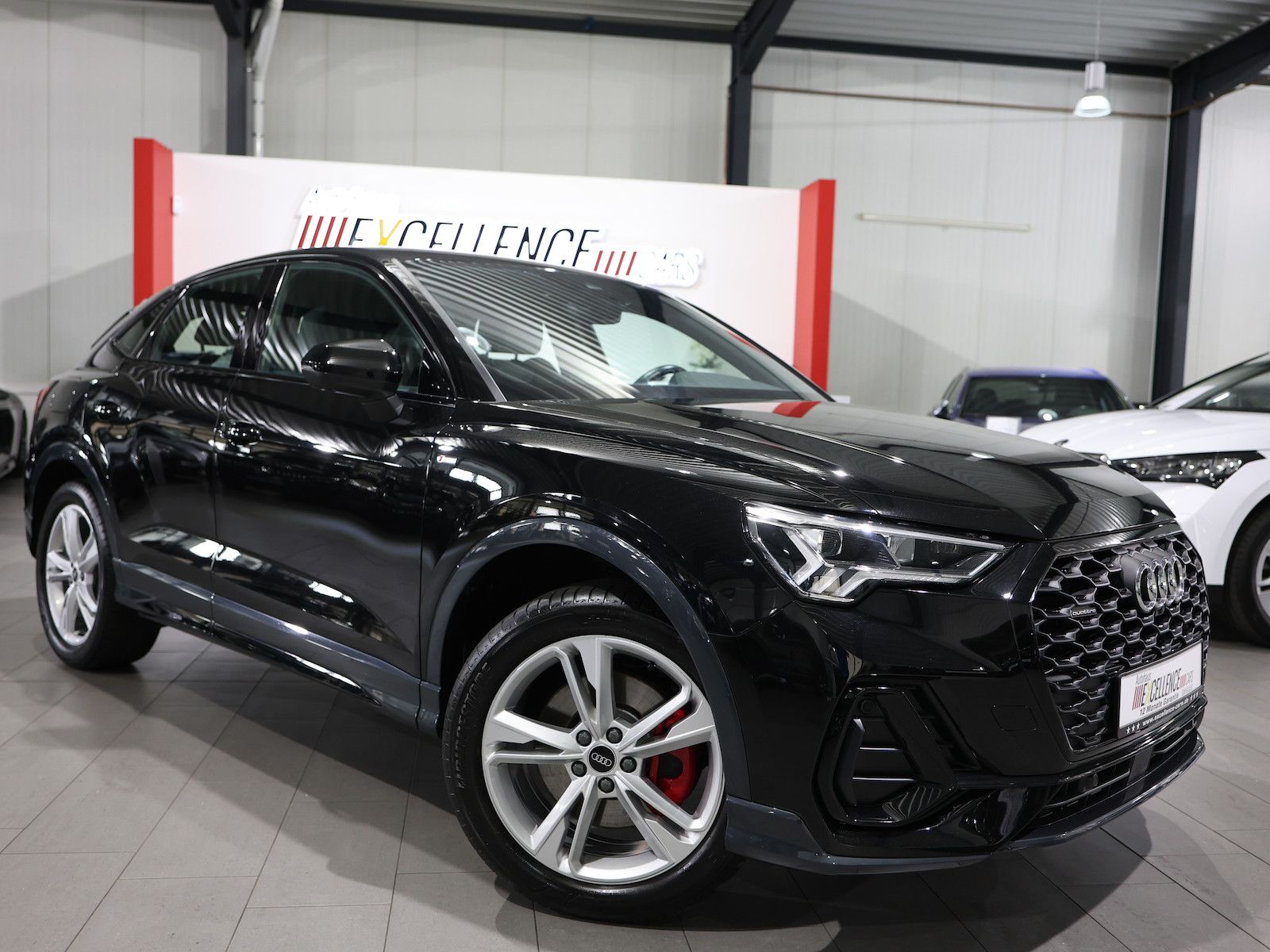 Audi Q3 2023 г. Чёрный, пробег 40000 км