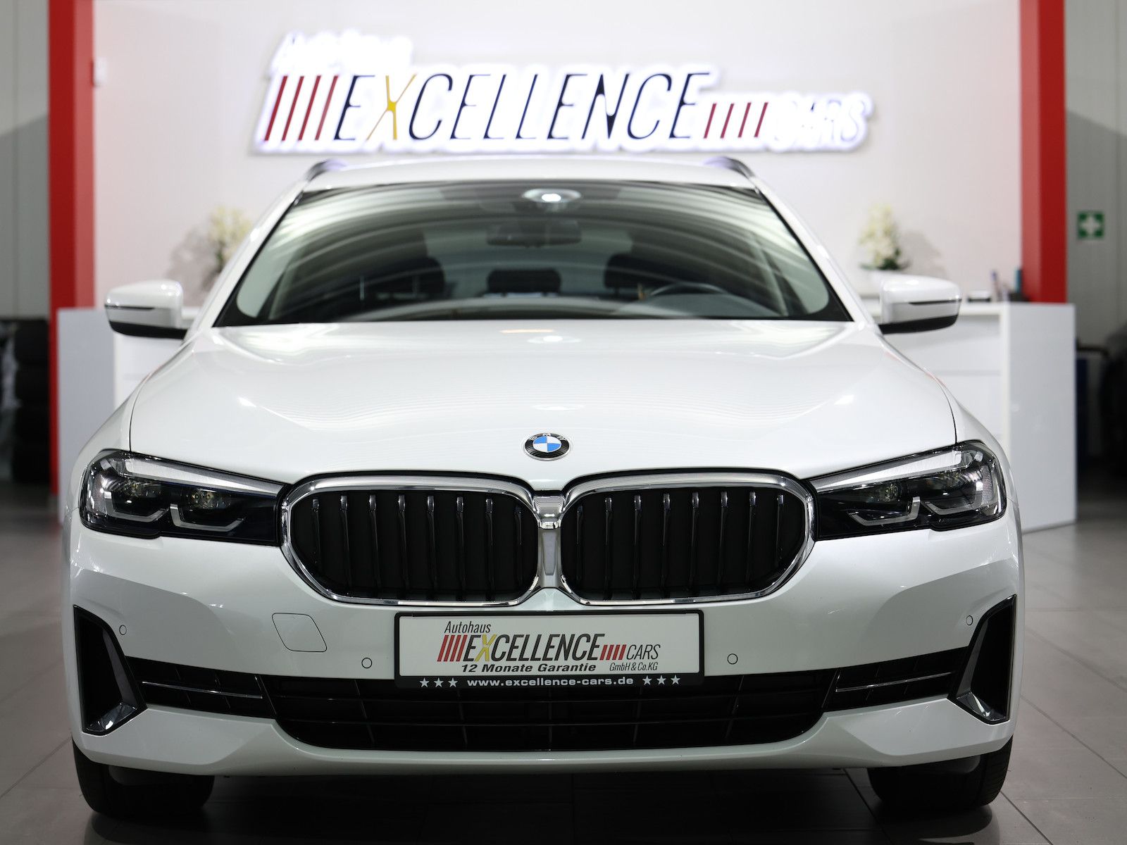 BMW 520 2024 г. Белый, пробег 46000 км