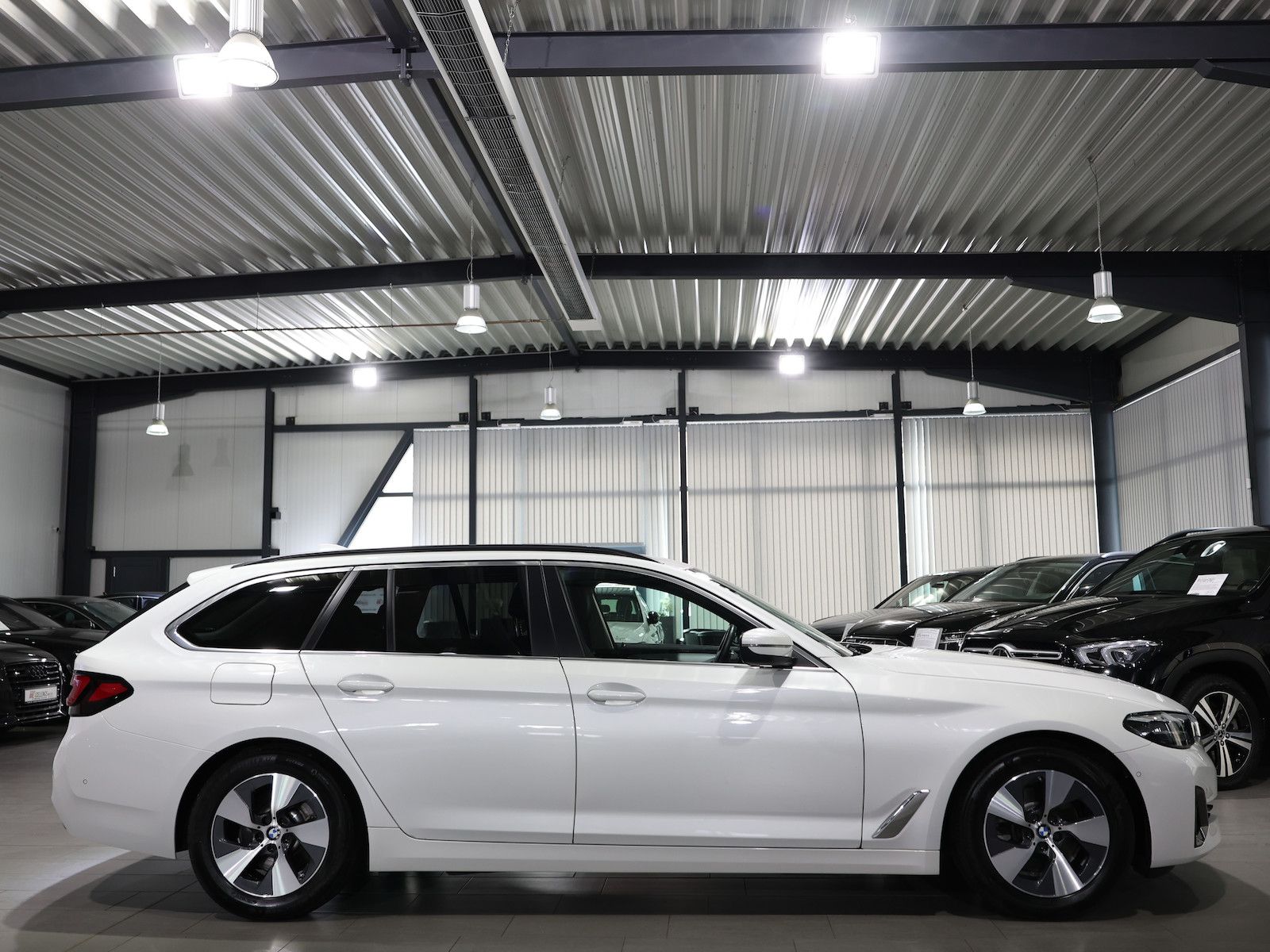 BMW 520 2024 г. Белый, пробег 46000 км