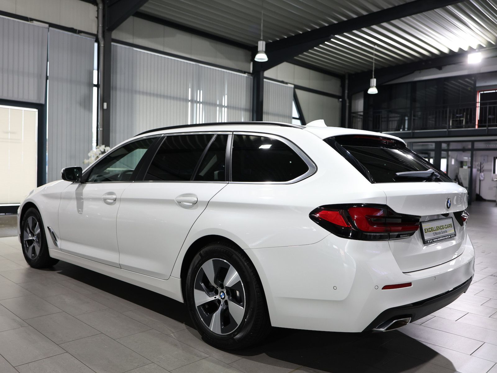 BMW 520 2024 г. Белый, пробег 46000 км