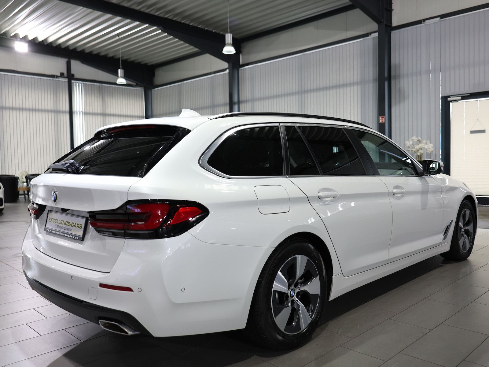 BMW 520 2024 г. Белый, пробег 46000 км
