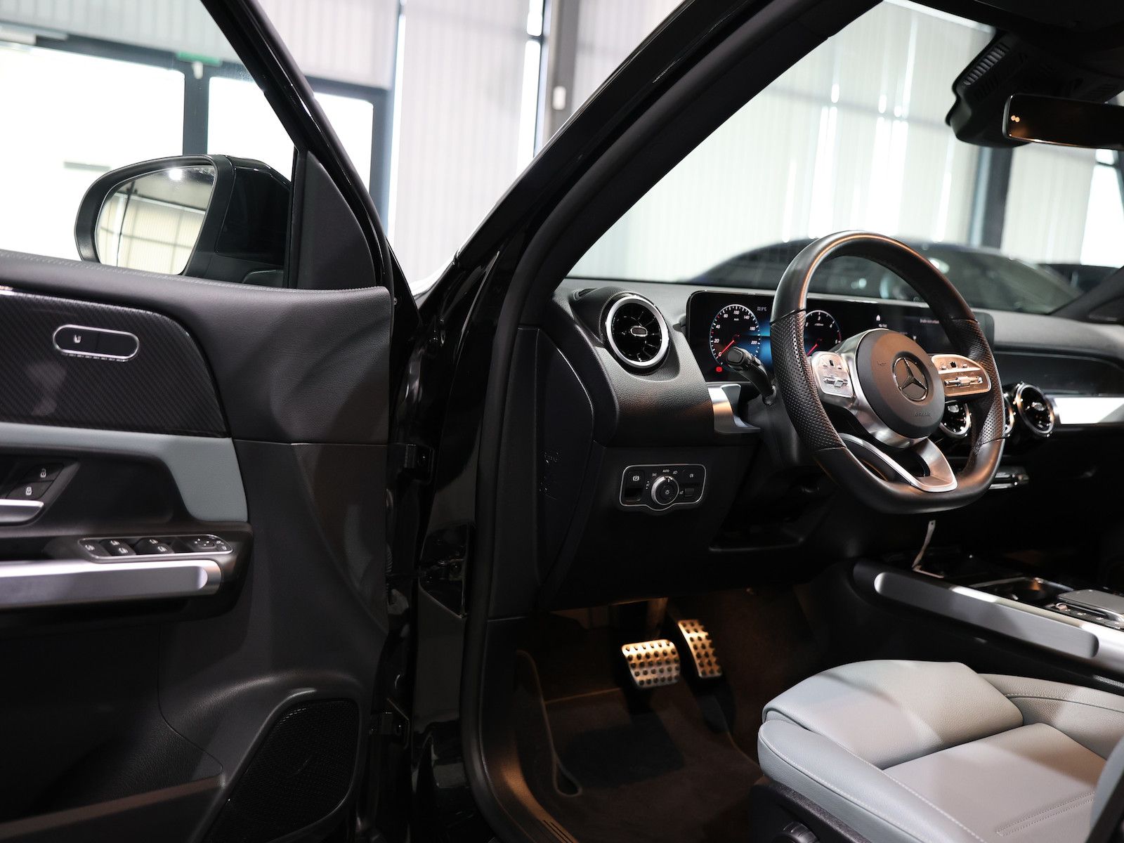 Mercedes-Benz GLB 200 2023 г. Чёрный, пробег 57000 км